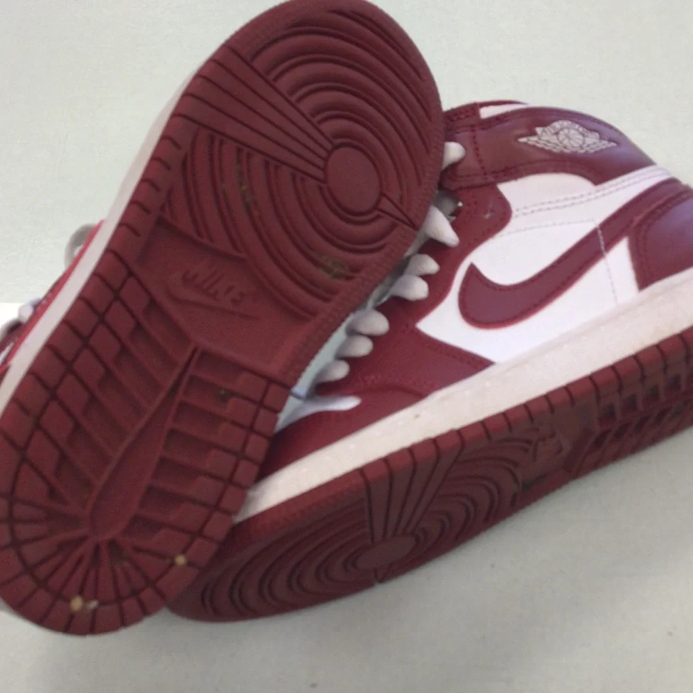 Nike Jordan high Top red white is Sneakers